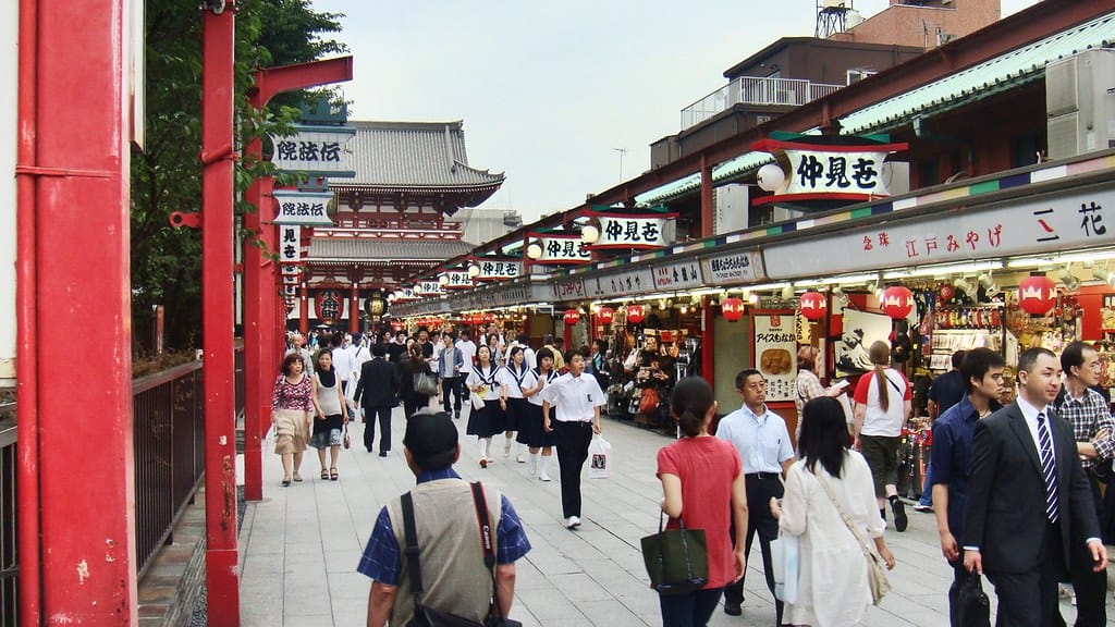 Walk Nakamise-dori Street – traditional shopping avenue